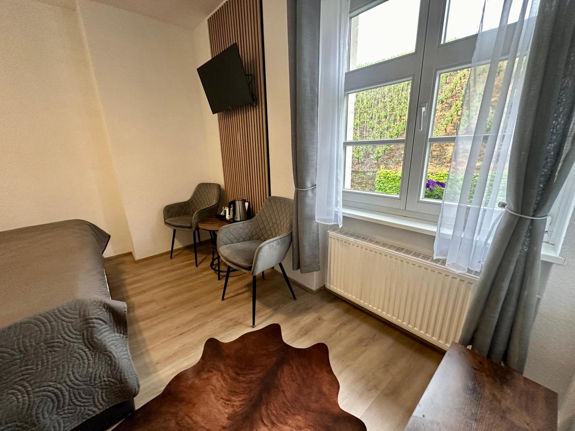 Hotel Restaurant Wuerzig In Urzig Bagian luar foto