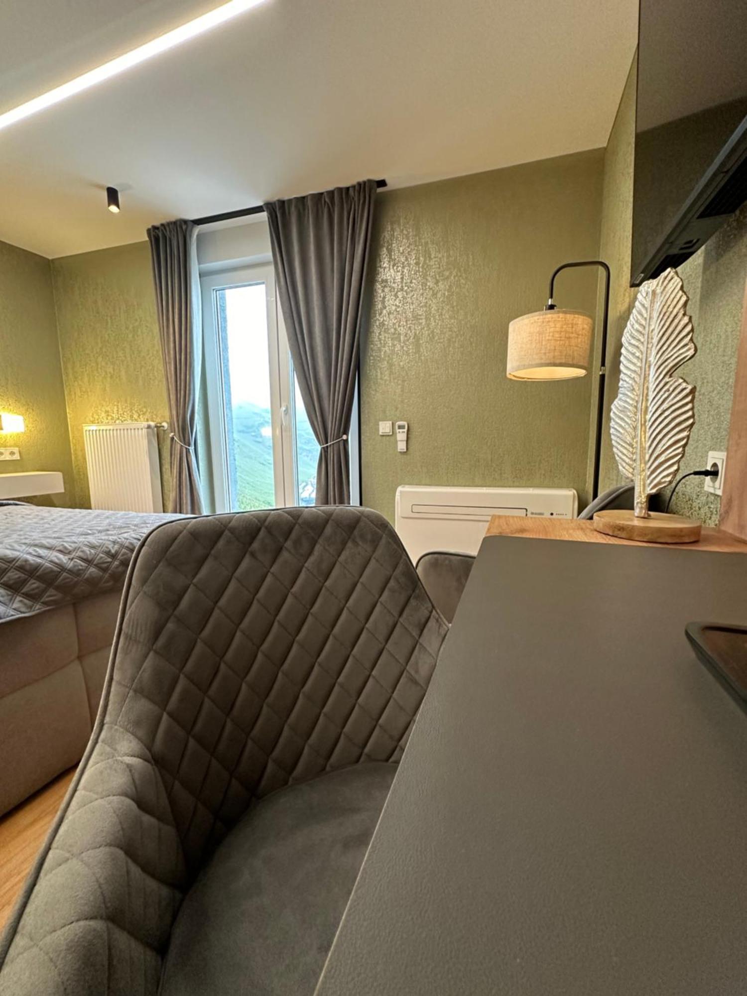 Hotel Restaurant Wuerzig In Urzig Bagian luar foto